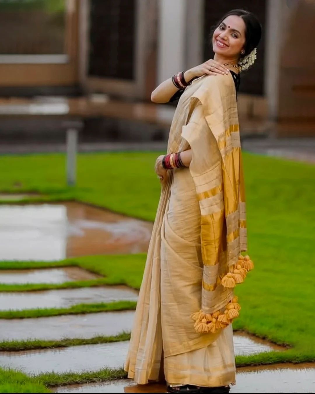 Ivory Cream Mulcotton Saree - Image 3