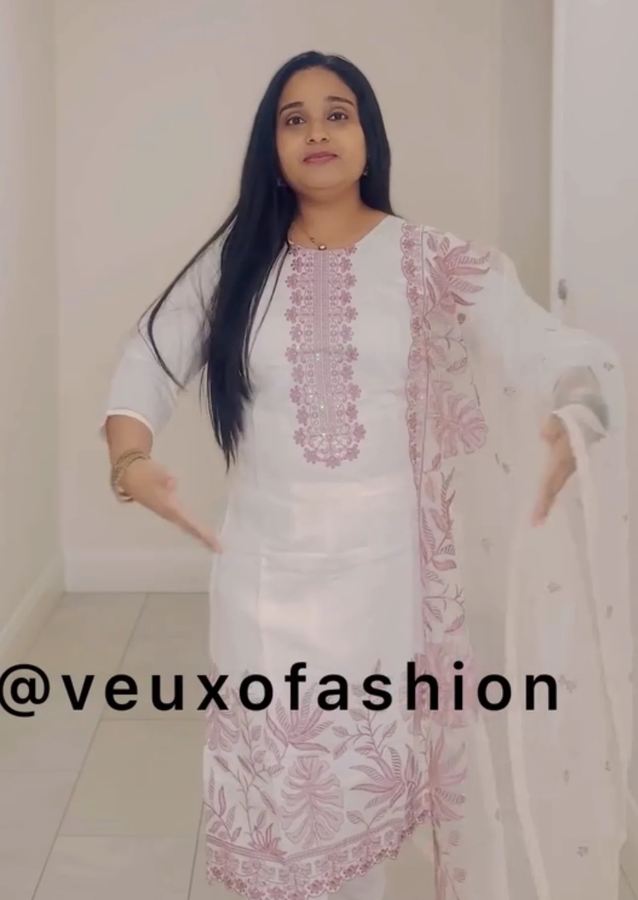  Chic White Kurta Set with Pink Chikankari Embroidery