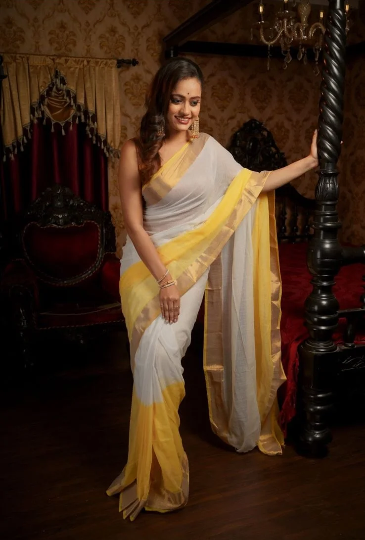 White and Gold Kerala Kasavu Saree - Image 4