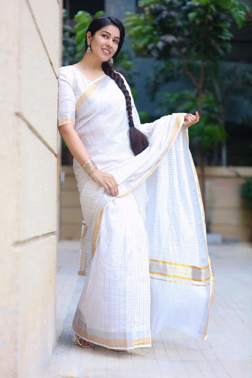 White and Gold Striped Kasavu Saree - Image 2