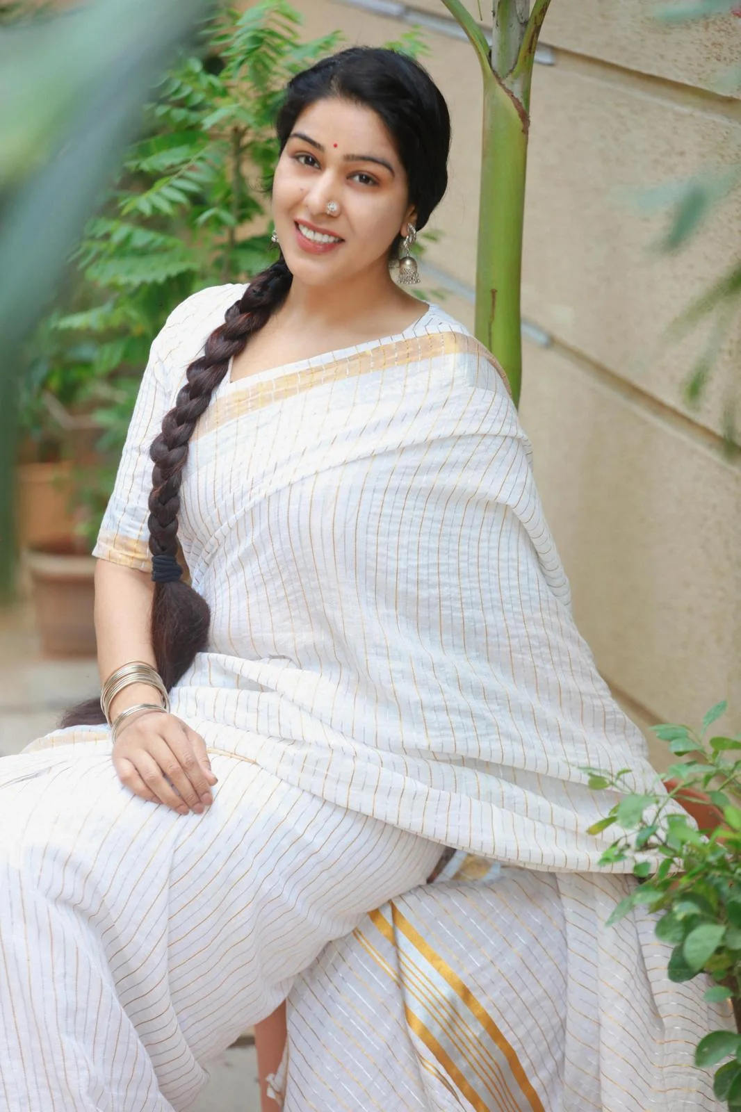 White and Gold Striped Kasavu Saree - Image 3