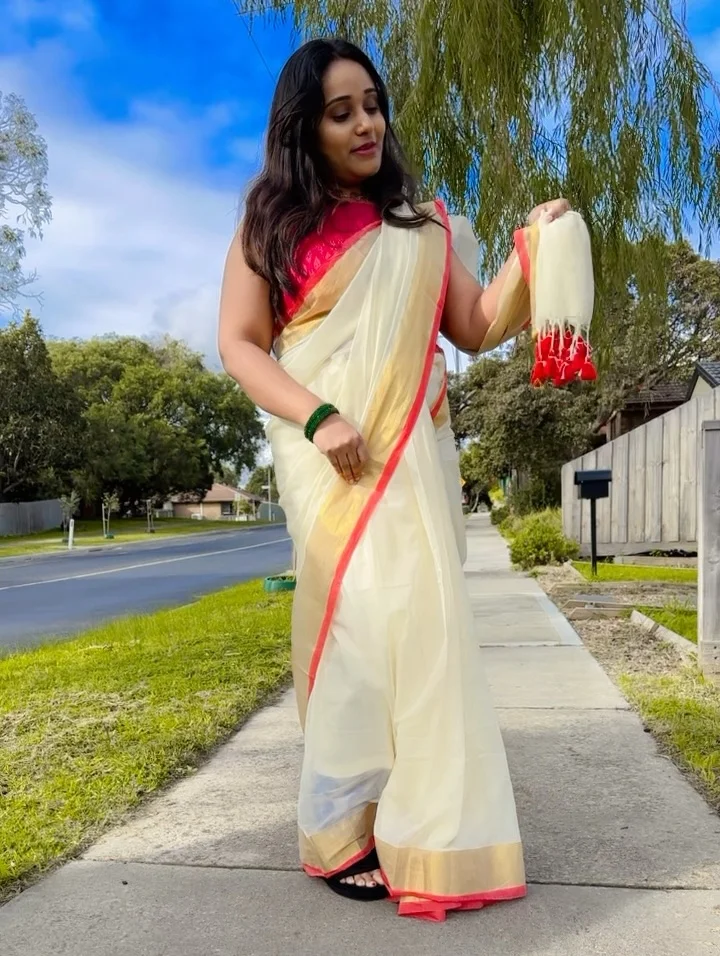  White and Gold Kasavu Saree with Red Border - Image 3