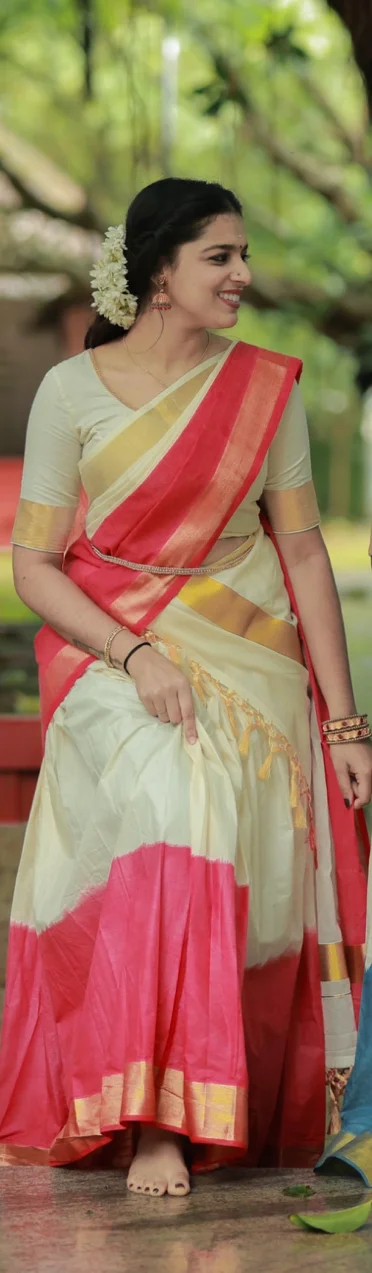 White and Gold Kasavu Saree with Pink and Red Border, and Tassels. - Image 2