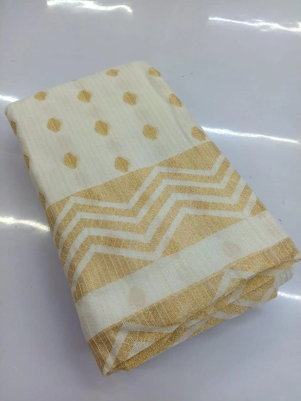 White and Gold Diamond Pattern Kerala Kasavu Saree - Image 2