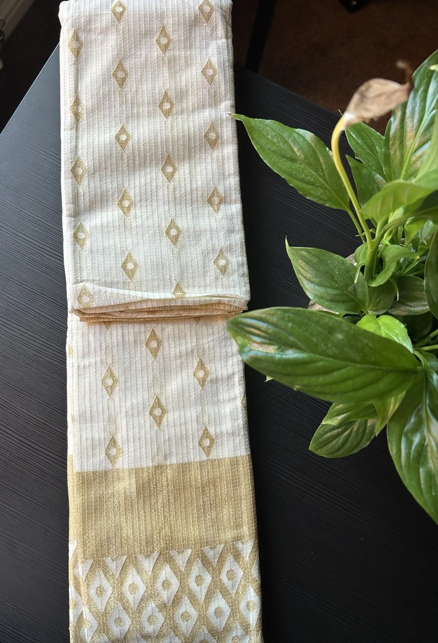 White and Gold Diamond Pattern Kerala Kasavu Saree - Image 3